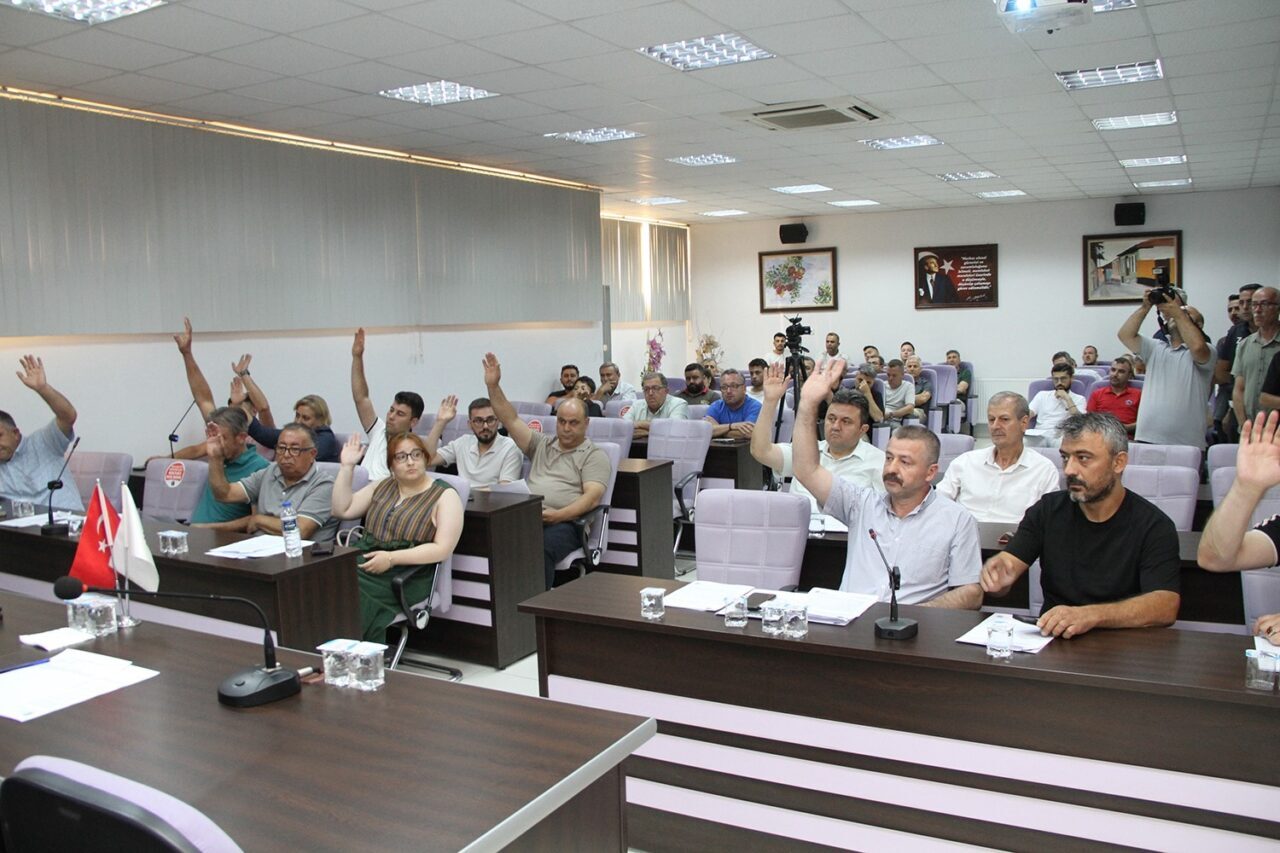 Manisa’nın Kula ilçesinde, Belediye Meclisi’nde görev yapan 2 asil ve