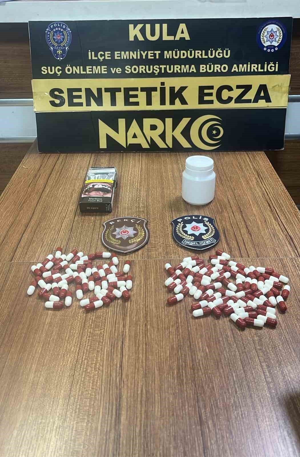 Manisa’nın Kula ilçesinde polis ekipleri, uyuşturucu satıcılarına nefes aldırmadı. İlçe