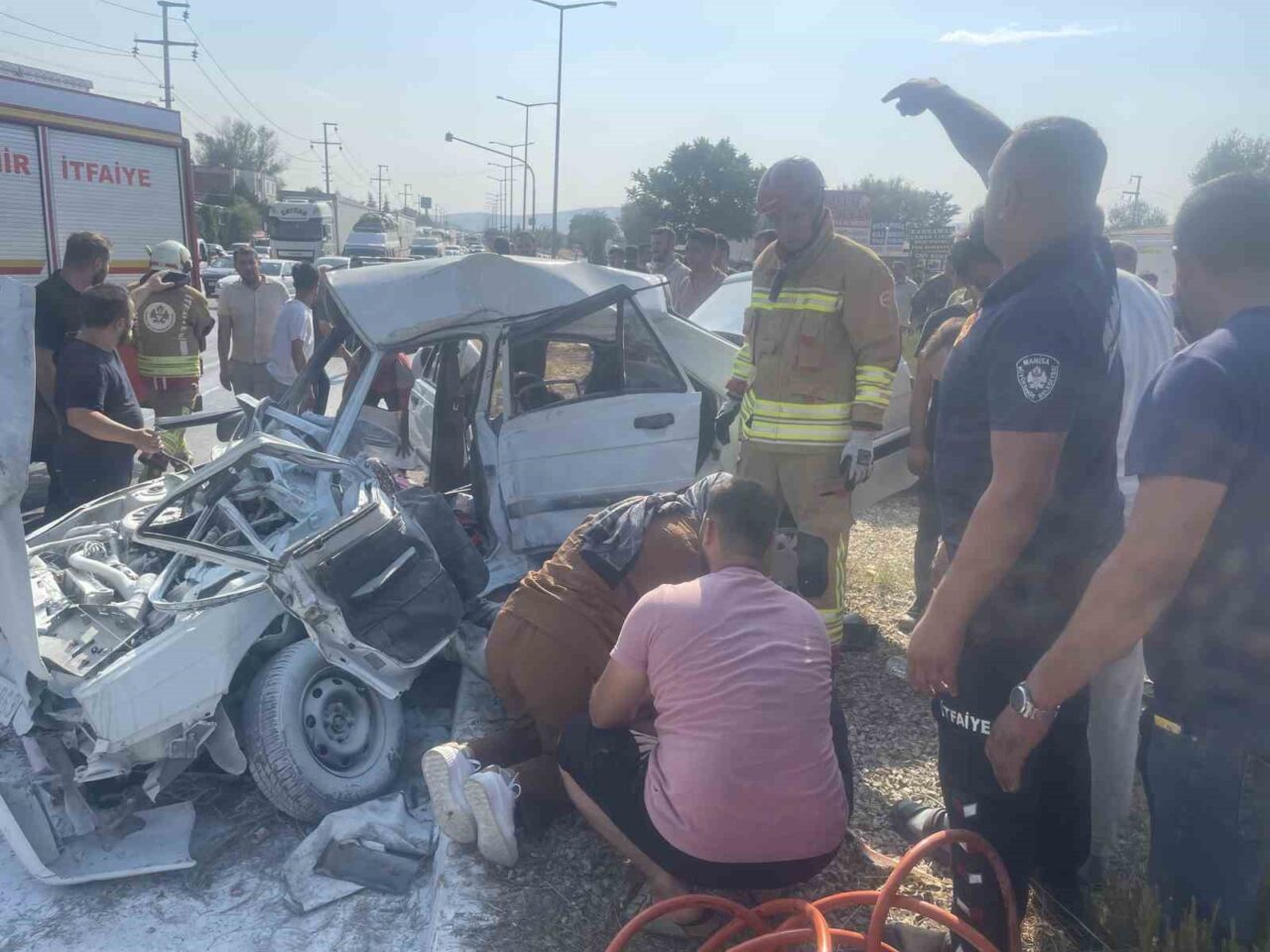 Manisa’nın Kula ilçesinde otobüs ile otomobilin çarpışması sonucu meydana gelen