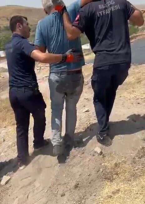 Elazığ’da çıkan rüzgarda devrilen demir profillerden biri, bir vatandaşın kulağına