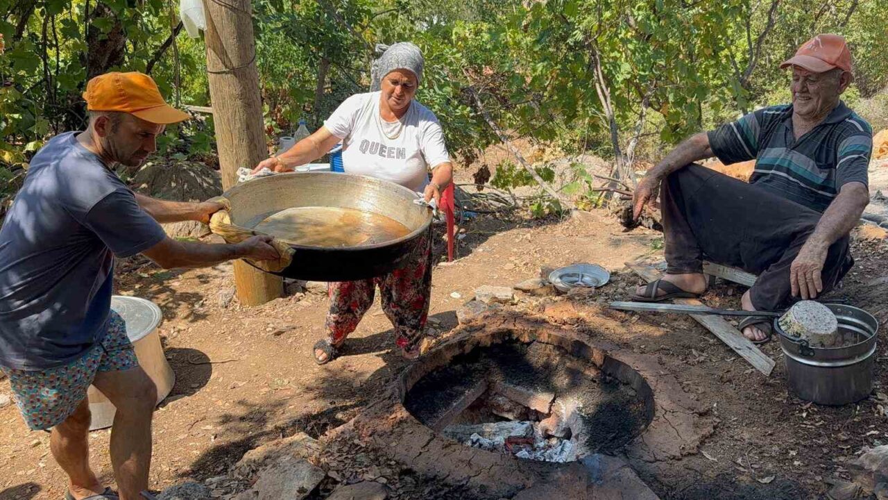 Antalya’nın Gazipaşa ilçesinde, geleneksel pekmez üretimi başladı. Aileler, bağlardan topladıkları