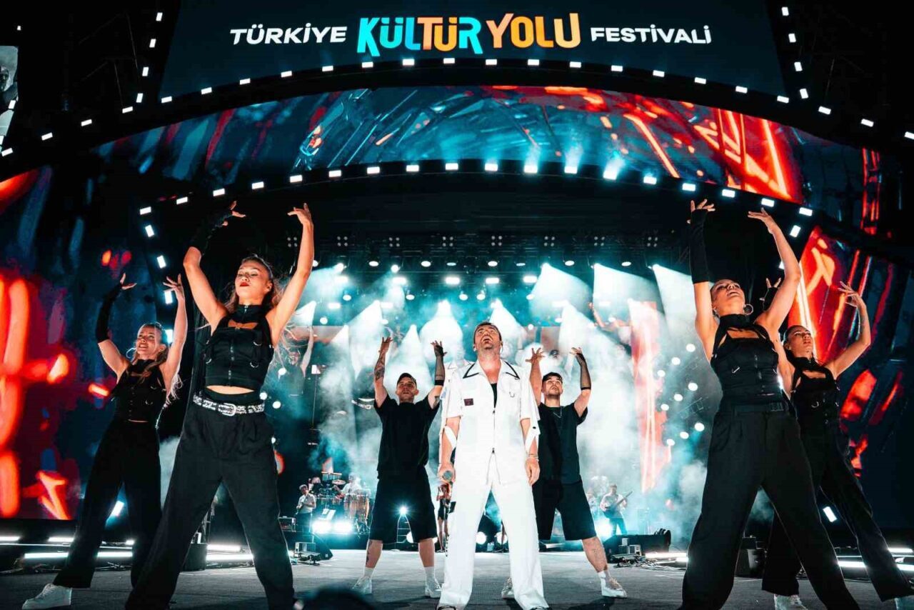 Nevşehir Kültür Yolu Festivali’nde sahne alan Murat Dalkılıç on binlerce
