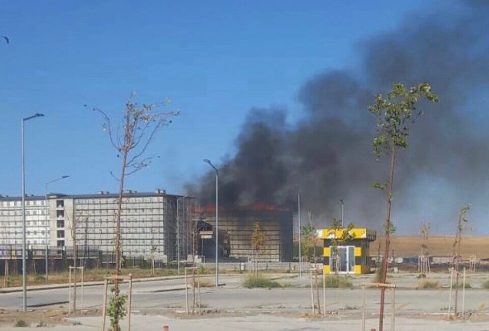 Konya’nın Kulu ilçesinde inşaat halinde olan yurdun çatısındaki yangın paniğe
