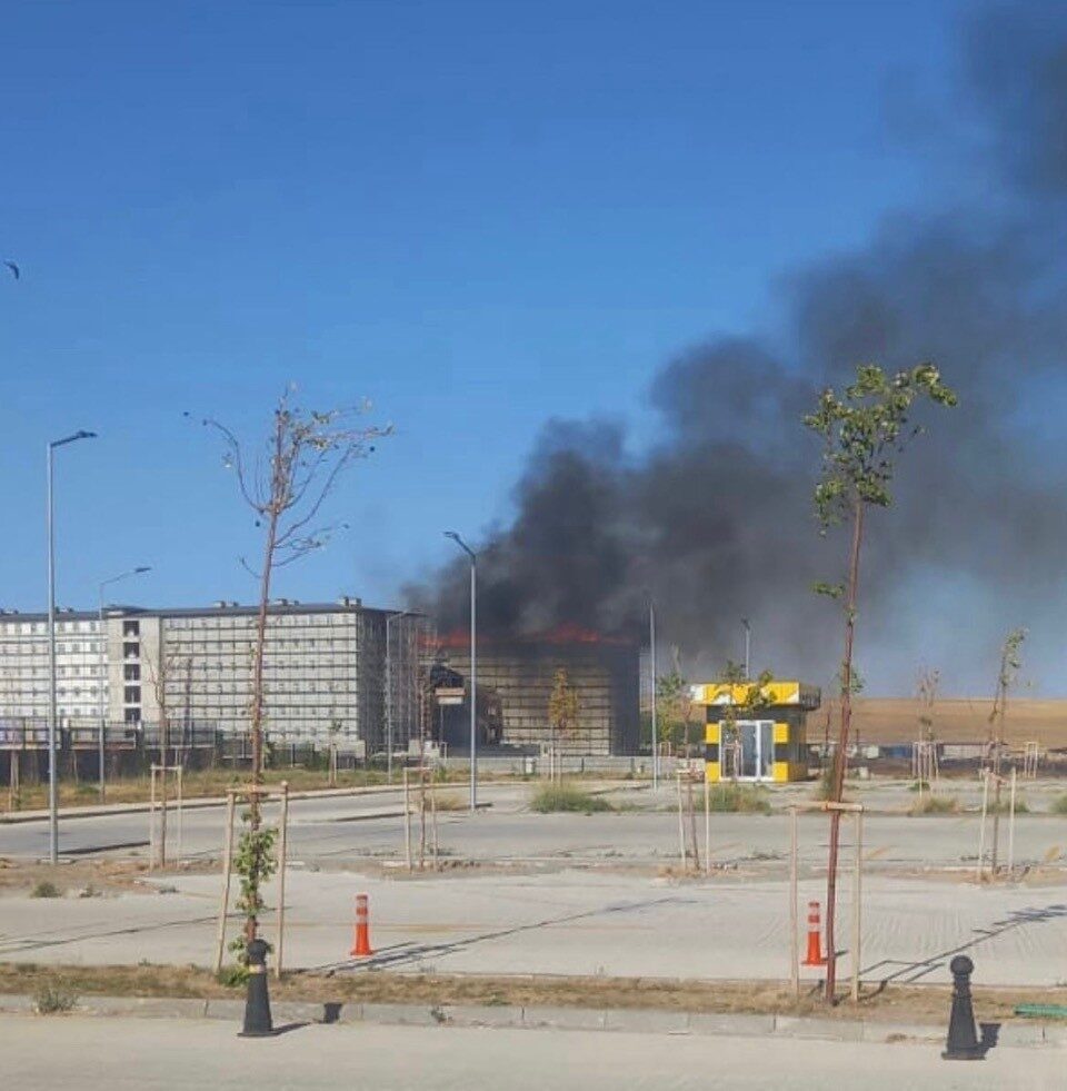 Konya’nın Kulu ilçesinde inşaat halinde olan yurdun çatısındaki yangın paniğe