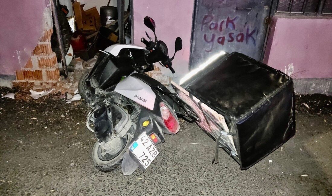 Konya’nın Kulu ilçesinde motosikletin duvara çarpması sonucu sürücü ağır yaralandı.