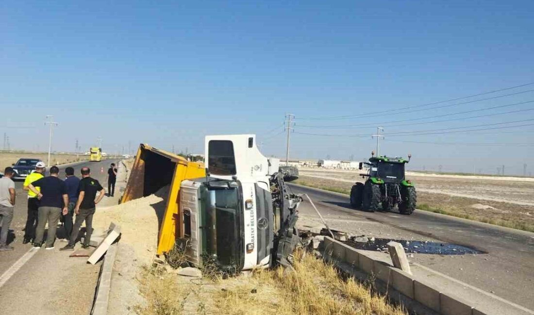 Konya’da kum yüklü kamyonun refüje devrilmesi sonucu 1 kişi yaralandı.