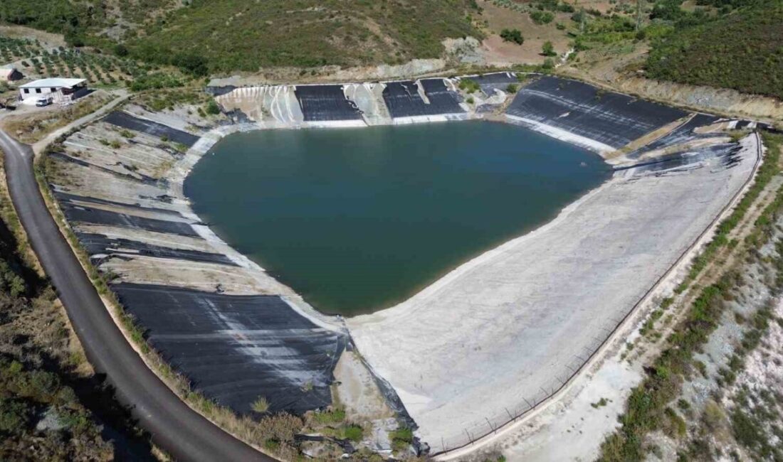 Hatay’da yaşanan kuraklıkla suyun tamamen çekildiği gölete atıl durumdaki dereden