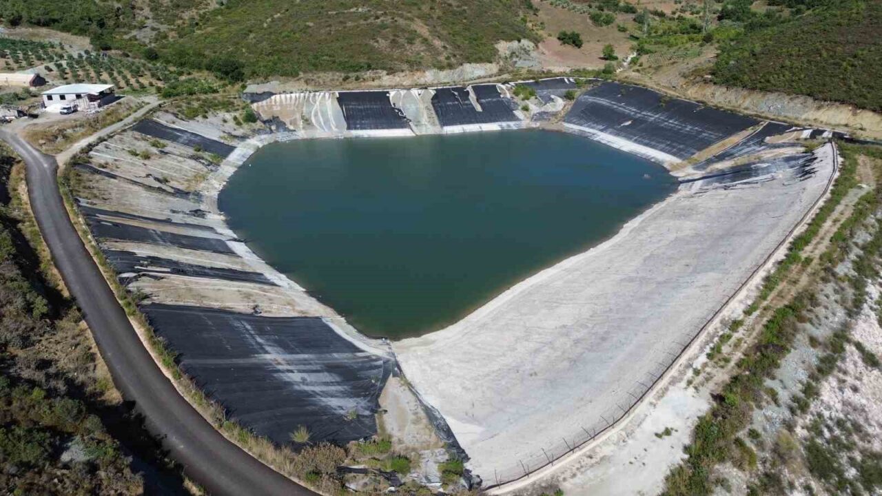 Hatay’da yaşanan kuraklıkla suyun tamamen çekildiği gölete atıl durumdaki dereden