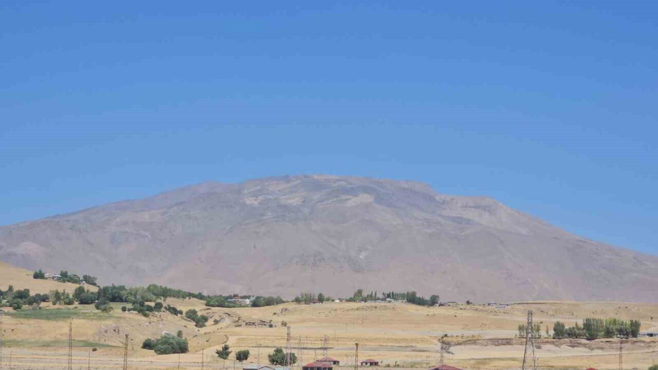 Türkiye’nin en yüksek üçüncü dağı olan ve yılın büyük bölümünde