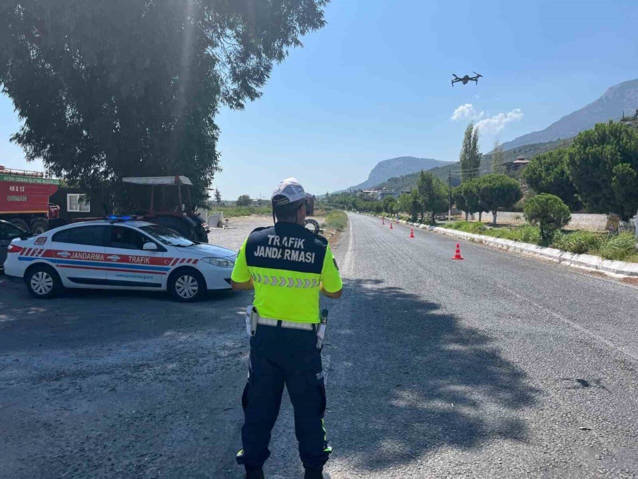 Aydın’ın Söke ilçesinde jandarma ekiplerince yapılan drone destekli trafik denetimlerinde