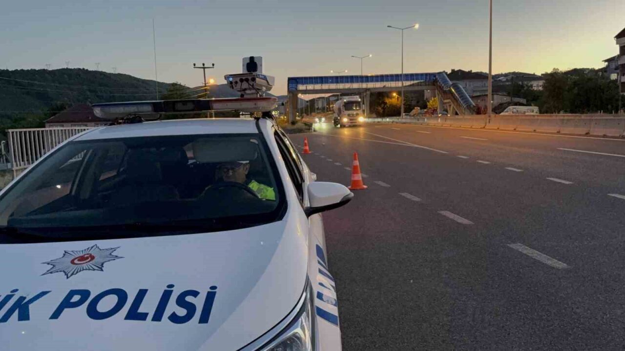 Düzce’de Trafik Polisleri tarafından yapılan denetimlerde kurallara uymayan bin 627