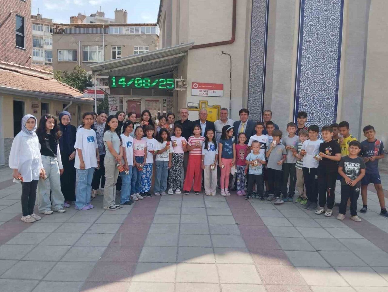 Eskişehir’de camilerde Kur’an-ı Kerim öğrenen çocuklara çeşitli hediyeler verildi. Konuyla