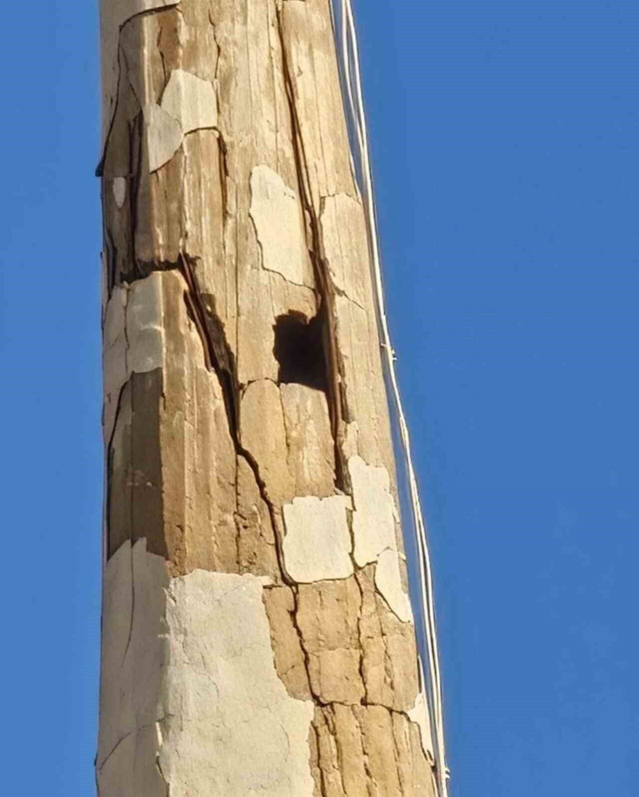 Siirt’in Kurtalan ilçesindeki Ulu Cami’nin minaresinde derin çatlaklar endişe oluşturdu.