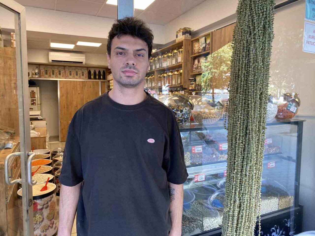 Eskişehirli aktar Oğuzhan Sever, fiyatı gram altınla yarışan çiçek bamya