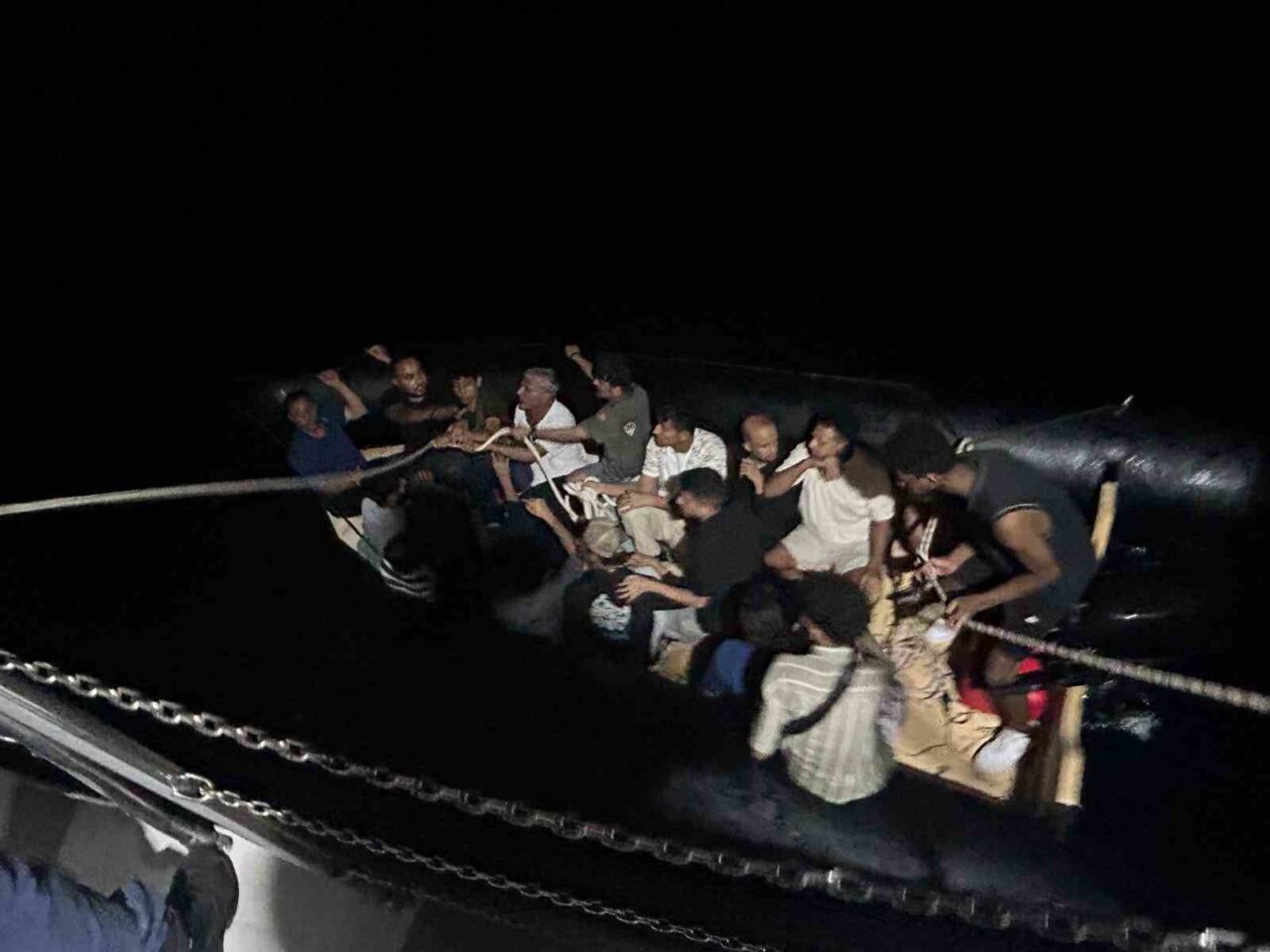 Aydın’ın Kuşadası ilçesi açıklarında tespit edilen 18 düzensiz göçmen yakalandı.