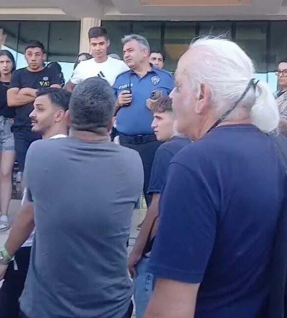 Aydın’ın Kuşadası ilçesinde bulunan Vav Otel’in çalışanları, aylardır maaşlarını alamadıkları