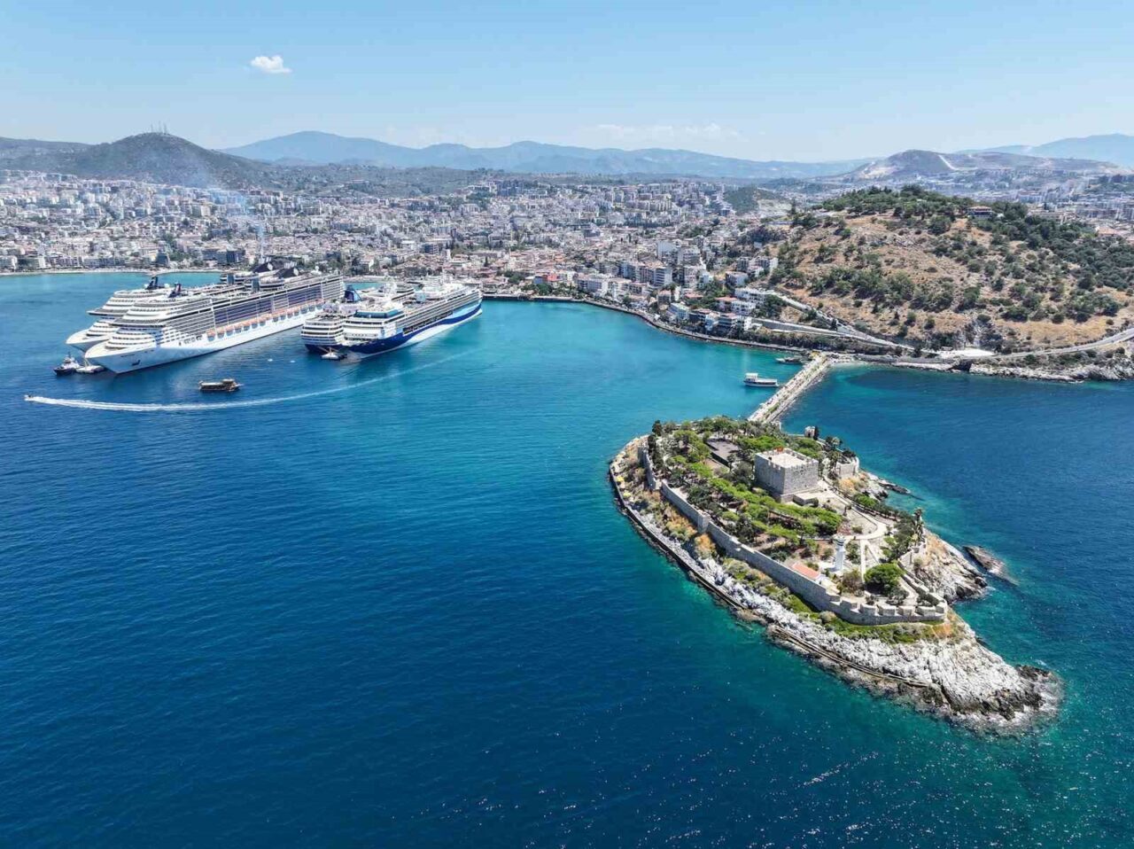 Aydın’ın Kuşadası ilçesine beş kruvaziyer gemisiyle toplam 10 bin 916