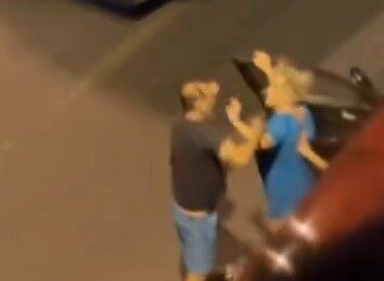 Aydın’ın Kuşadası ilçesinde 2 kadın bir erkek sokak ortasında ağza