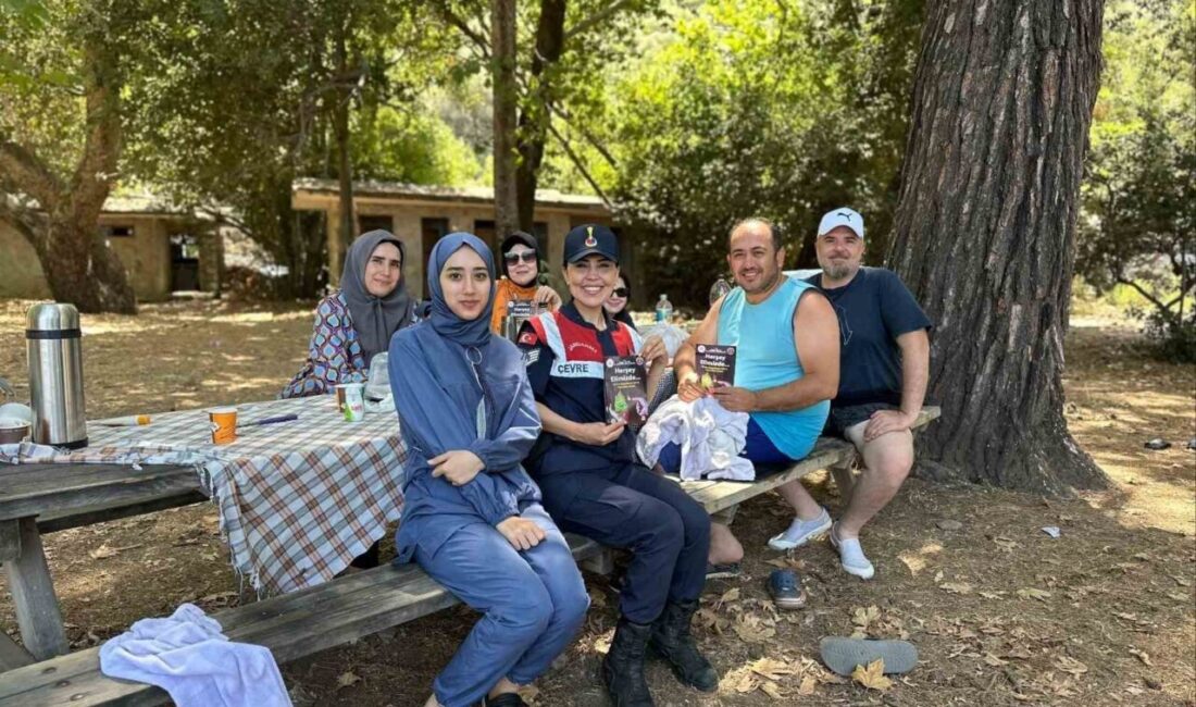 Aydın’ın Kuşadası ilçesinde jandarma tarafından vatandaşlara orman yangınları konusunda bilgilendirmede