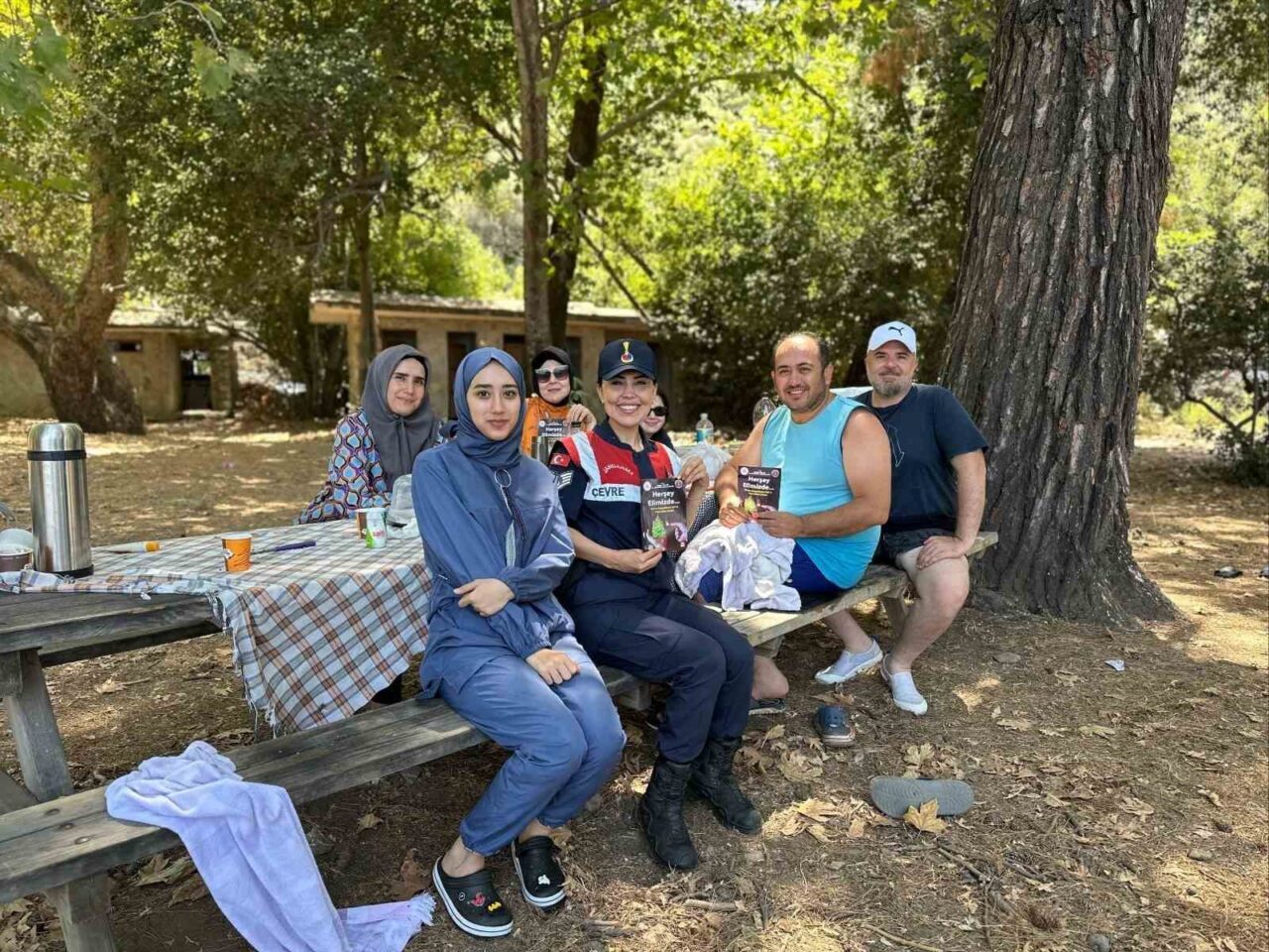 Aydın’ın Kuşadası ilçesinde jandarma tarafından vatandaşlara orman yangınları konusunda bilgilendirmede