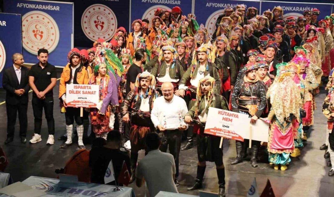 Kütahya Halk Eğitimi Merkezi Halk Oyunları ekibi Afyonkarahisar’da düzenlenen halk