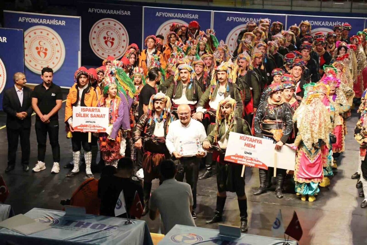 Kütahya Halk Eğitimi Merkezi Halk Oyunları ekibi Afyonkarahisar’da düzenlenen halk