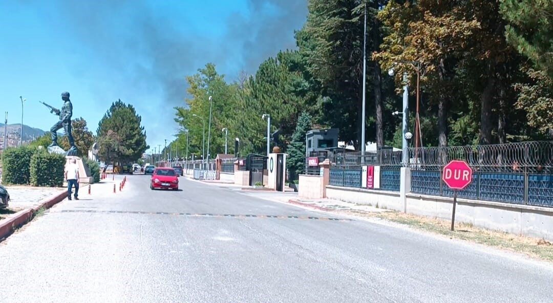 Kütahya Hava Er Eğitim Tugay Komutanlığı yemekhanesinde çıkan yangın, ekiplerin