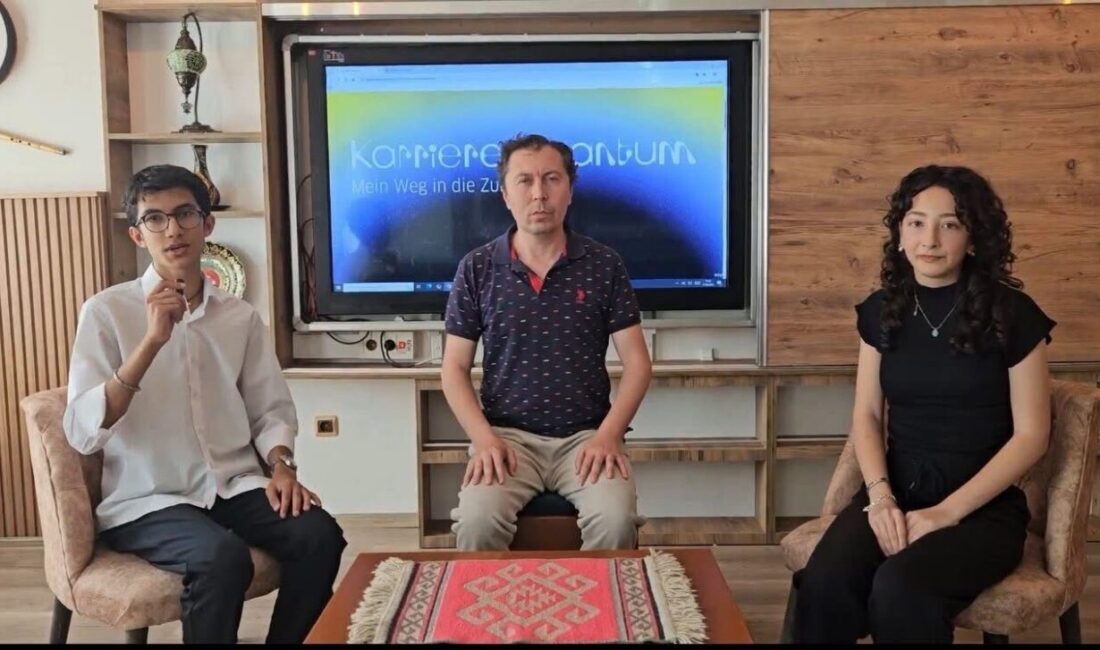 Kütahya Aysel Selahattin Erkasap Sosyal Bilimler Lisesi 10. sınıf öğrencileri