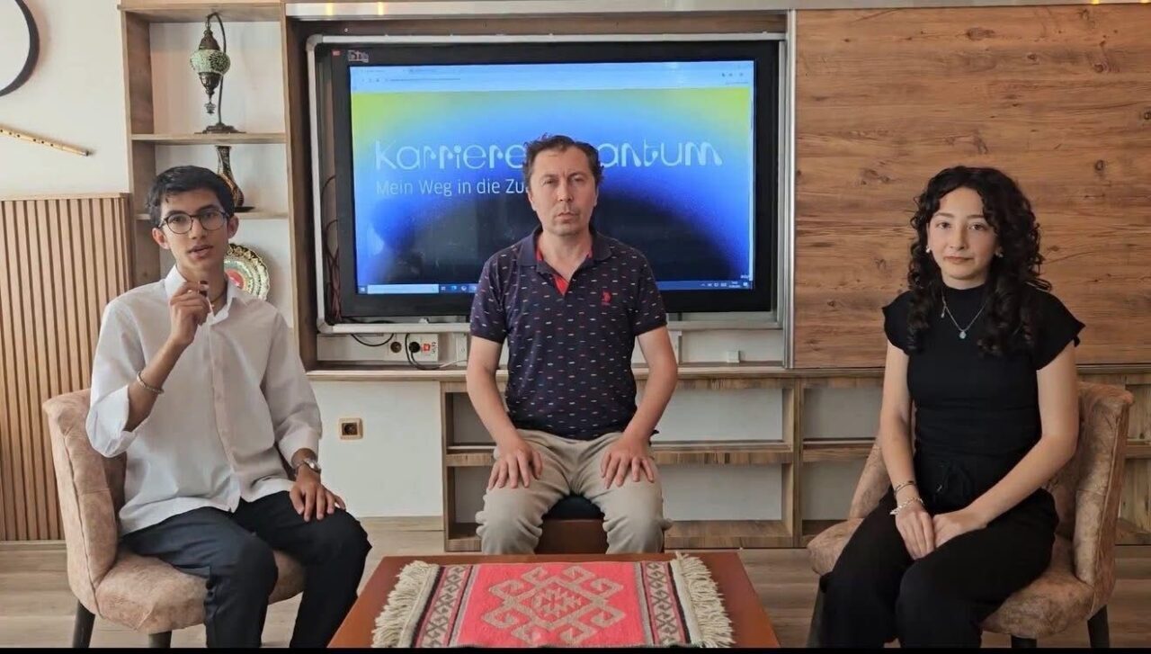 Kütahya Aysel Selahattin Erkasap Sosyal Bilimler Lisesi 10. sınıf öğrencileri