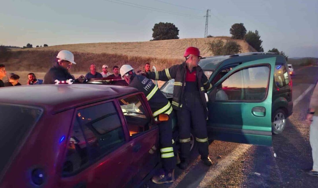 Kütahya’da 2 aracın kafa kafaya çarpışması sonucunda meydana gelen trafik