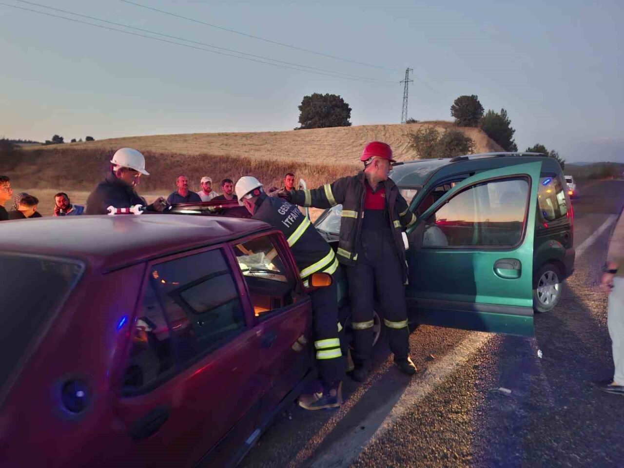 Kütahya’da 2 aracın kafa kafaya çarpışması sonucunda meydana gelen trafik