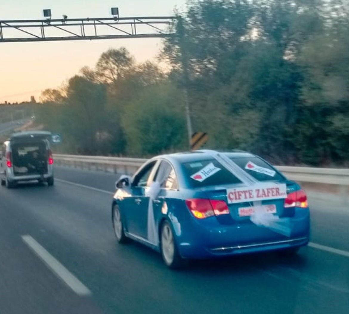 Kütahya’da düğün konvoyu, sıra dışı ve anlamlı bir detayıyla görenleri
