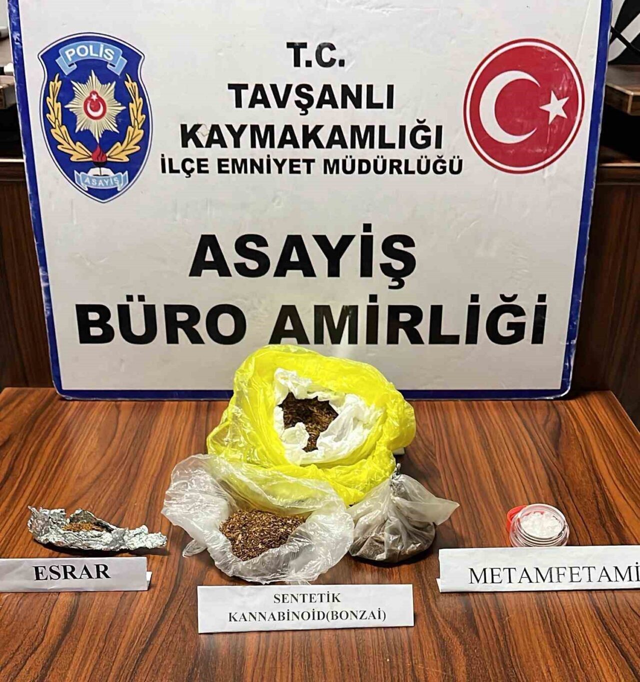 Kütahya’nın Tavşanlı ilçesinde polis ekiplerince düzenlenen operasyonla, uyuşturucu ticareti yaptığı