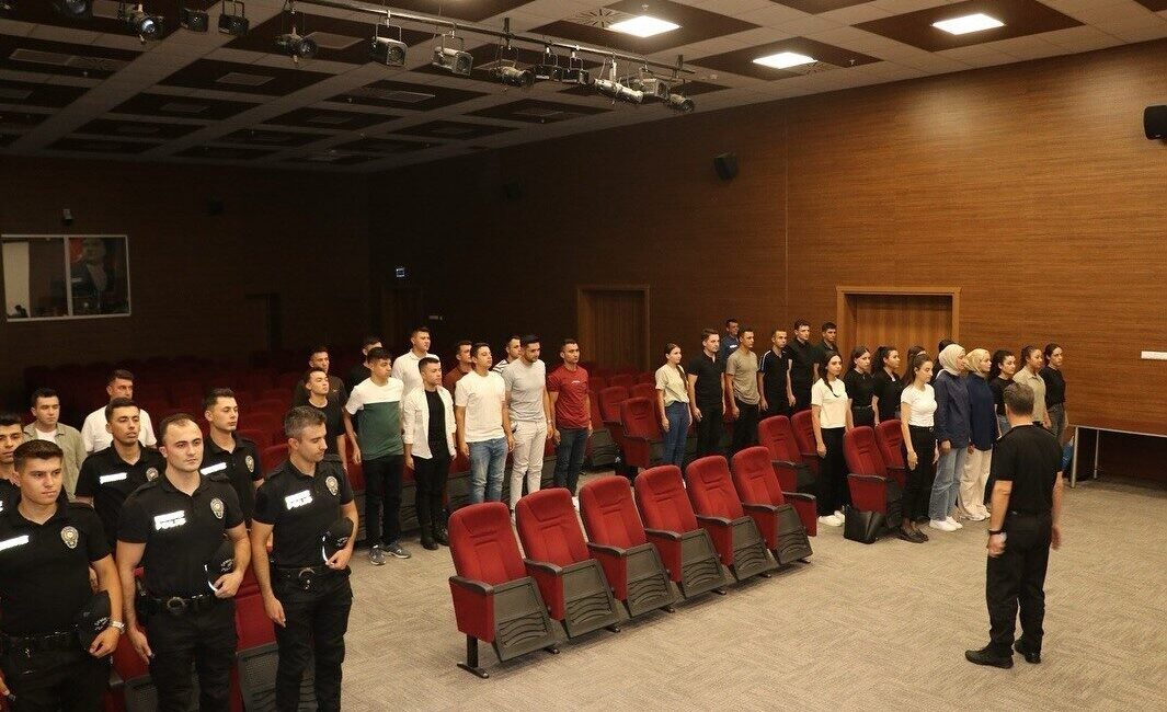 Kütahya’da polis okulundan mezun olduktan sonra göreve başlayan polis memurlarına