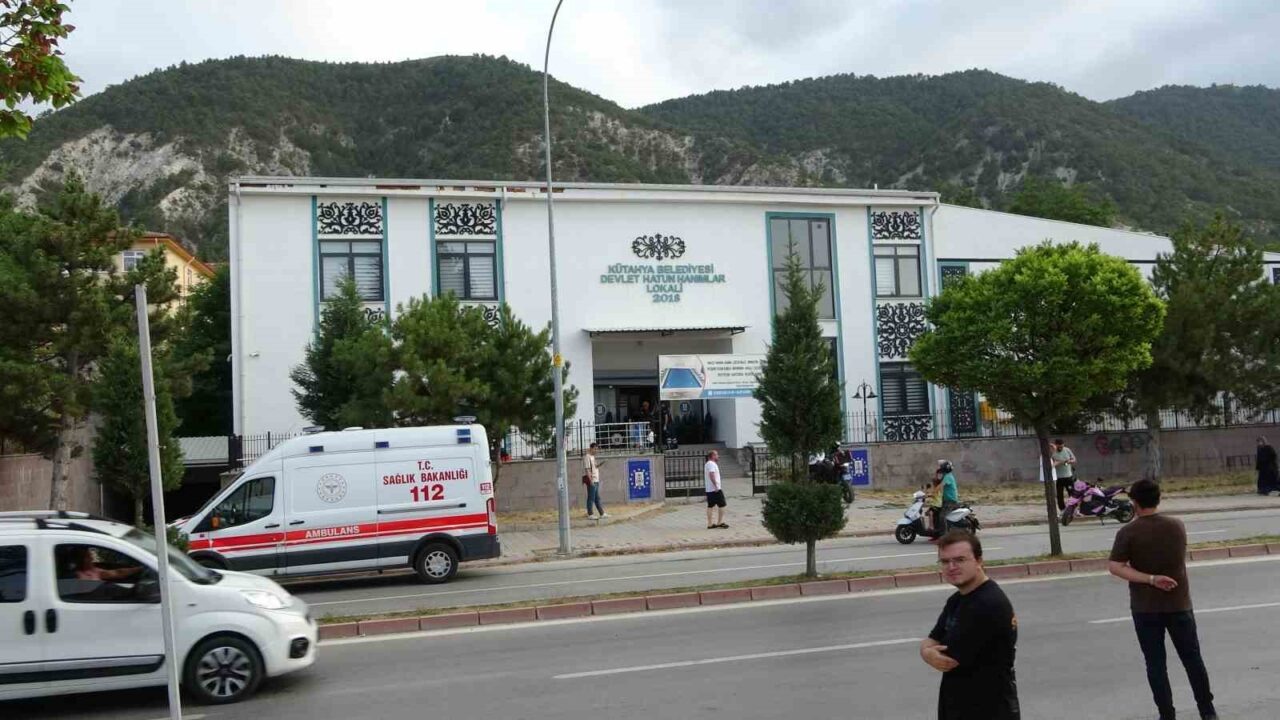 Kütahya’da bulunan Belediye Devlet Hatun Hanımlar Lokali’nde asma tavanın çökmesi