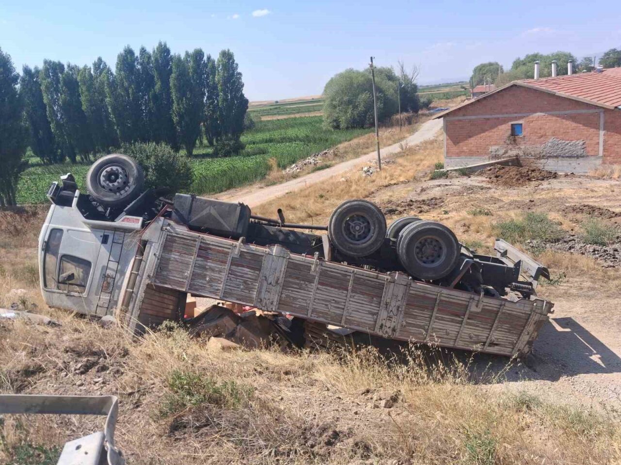 Kütahya’nın Altıntaş ilçesinde bir kamyonun devrilmesi sonucu meydana gelen trafik