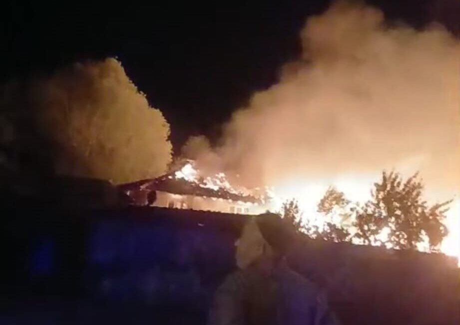 Kütahya’nın merkeze bağlı Karacaören köyünde çıkan yangında 2 ev, 3