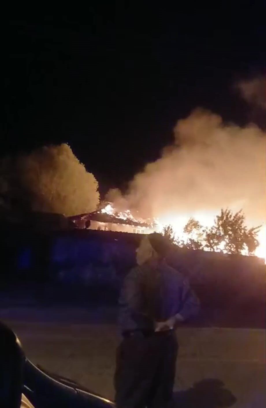 Kütahya’nın merkeze bağlı Karacaören köyünde çıkan yangında 2 ev, 3