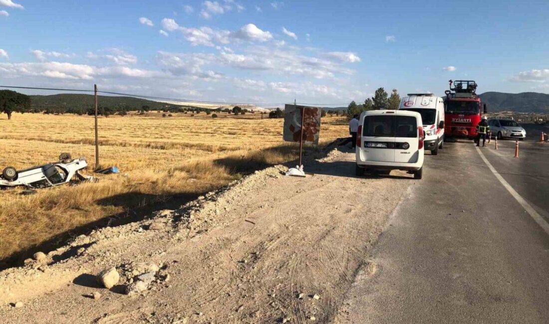 Kütahya’da sürücüsünün direksiyon hâkimiyetini kaybettiği otomobil tarlaya uçtu. Kazada 2