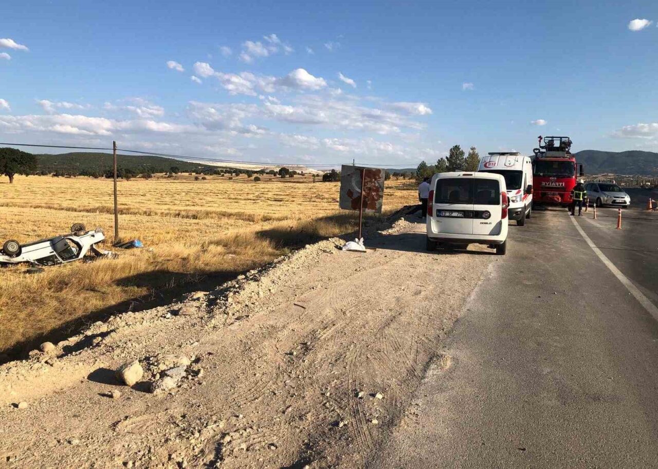Kütahya’da sürücüsünün direksiyon hâkimiyetini kaybettiği otomobil tarlaya uçtu. Kazada 2