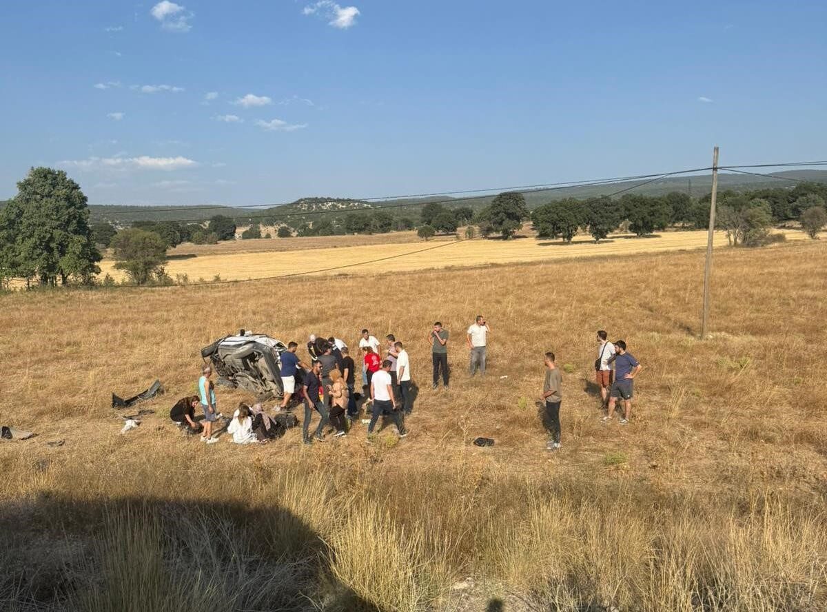 Kütahya’nın Emet ilçesinde sürücüsünün direksiyon hâkimiyetini kaybettiği otomobil tarlaya uçtu.
