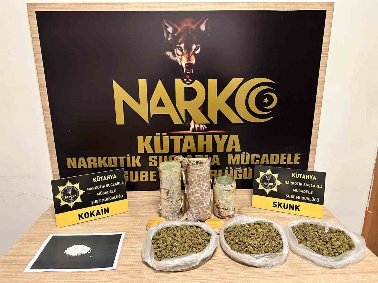 Kütahya’da narkotik ekiplerince uyuşturucuyla yakalanan şüpheli tutuklandı. Kütahya’da uyuşturucu kullanımı