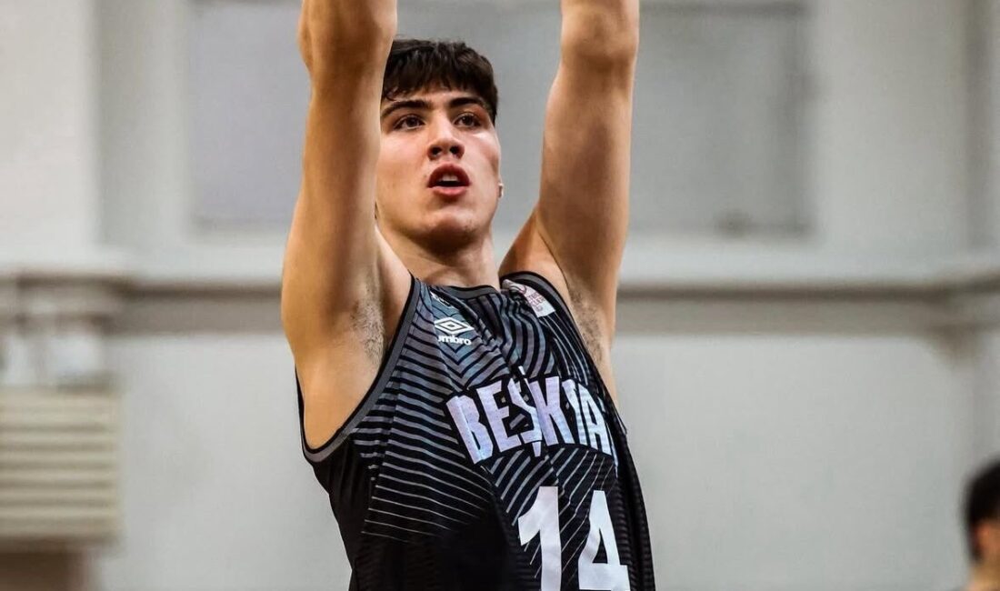 Kütahya doğumlu 2,08 metre boyundaki genç basketbolcu Eren Karakaya, Amerika