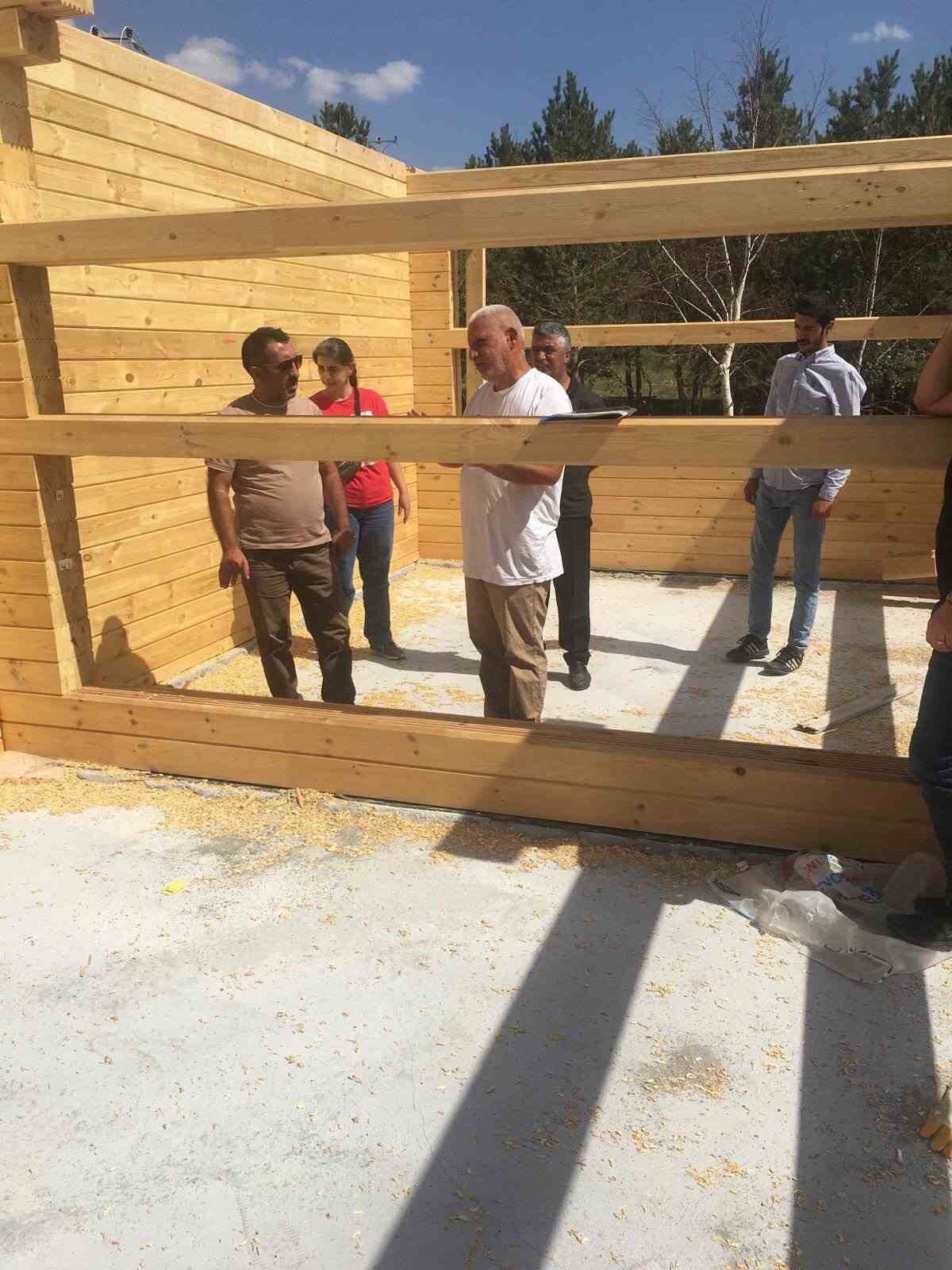 Arpaçay’da yapımına başlanan ve kışa yetiştirilmesi planlanan Kütük Ev Çıldır