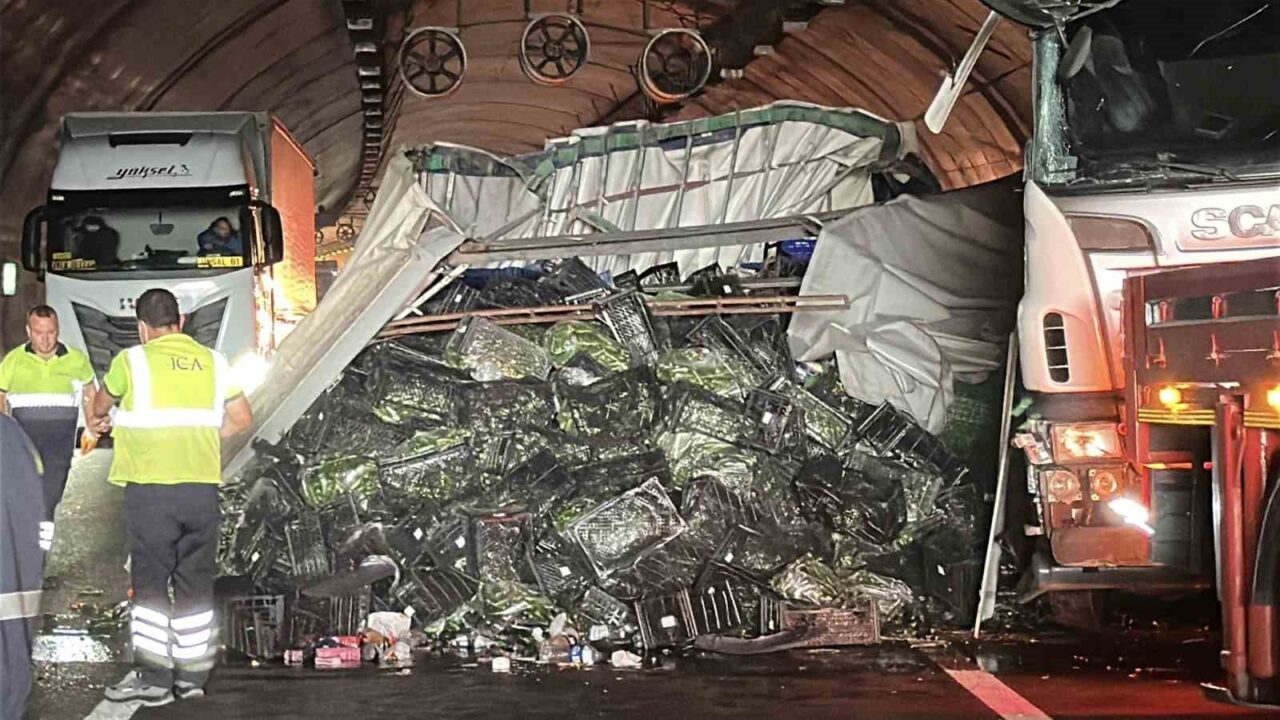 Kuzey Marmara Otoyolu Riva Tüneli içerisinde seyir halindeki tır, lastiğinin