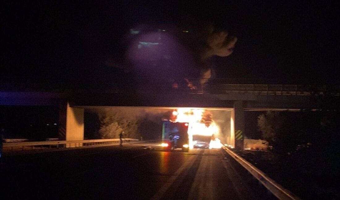 Adana’da Pozantı-Tarsus otoyolunda seyir halindeki lastik yüklü tır, alev alev