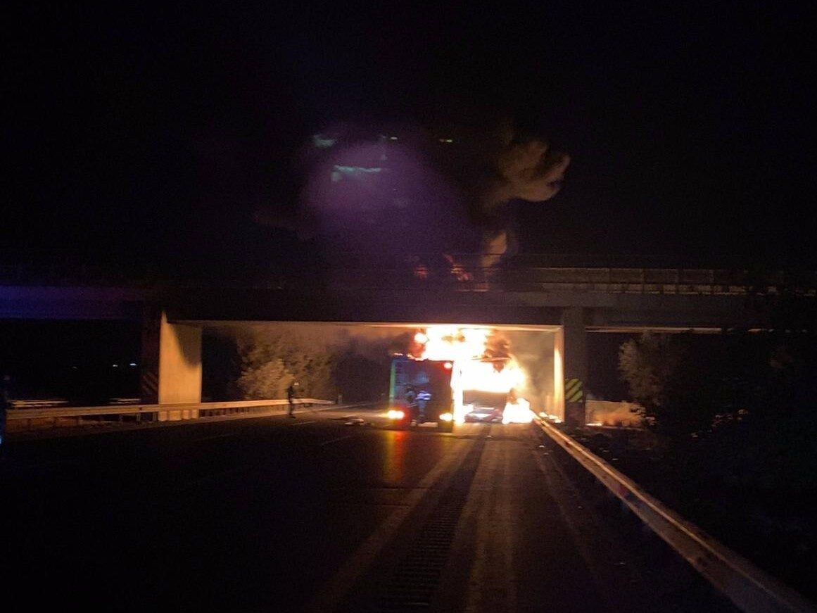 Adana’da Pozantı-Tarsus otoyolunda seyir halindeki lastik yüklü tır, alev alev