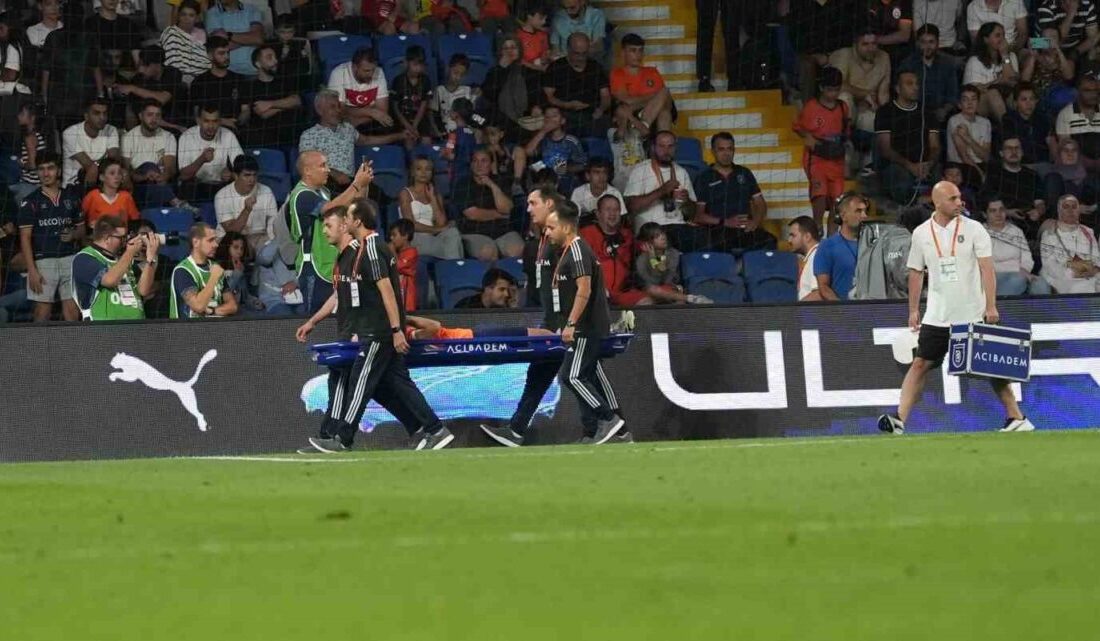 Başakşehir’in Brezilyalı savunmacısı Leo Duarte, ilk yarıda sakatlanarak oyundan çıktı.