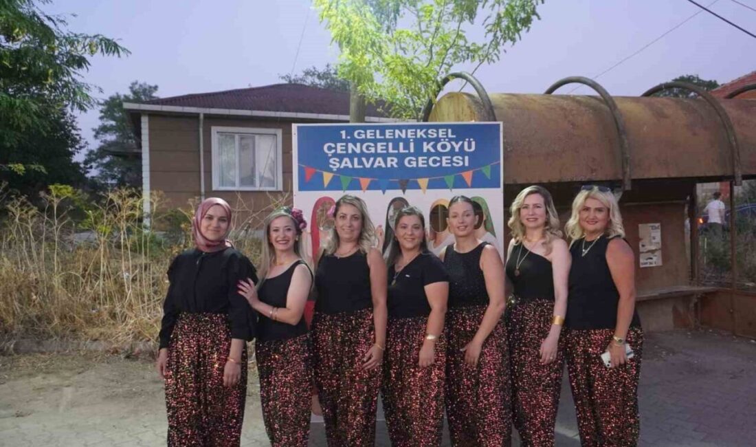 Kırklareli’nin Lüleburgaz ilçesinde düzenlenen “Şalvar Gecesi” etkinliğinde rengarenk şalvarlar giyen