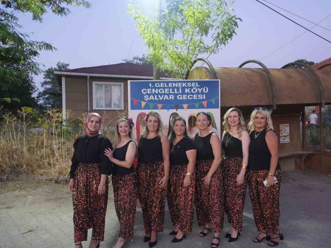 Kırklareli’nin Lüleburgaz ilçesinde düzenlenen “Şalvar Gecesi” etkinliğinde rengarenk şalvarlar giyen